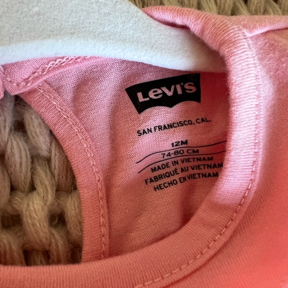Levi’s Tshirt - Picture 3 of 3